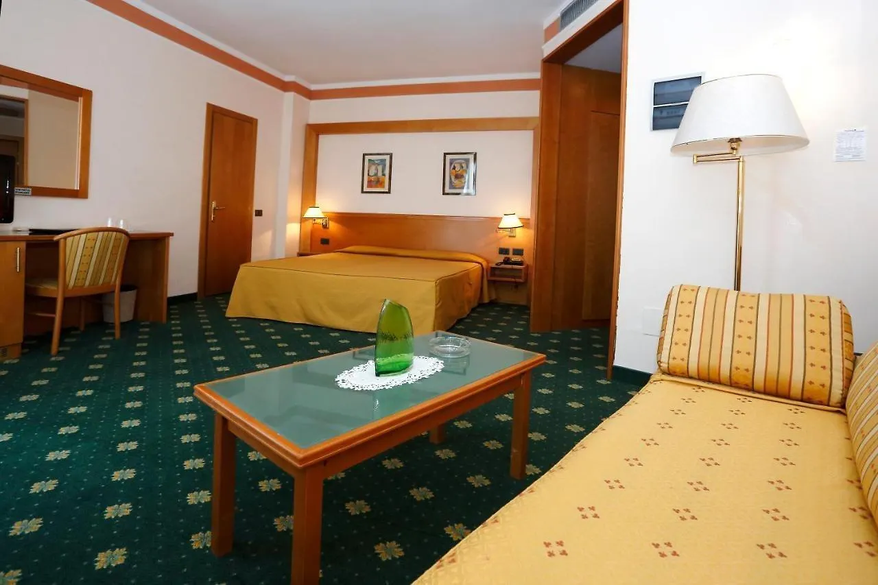 Hotel Estense Modena 3*,