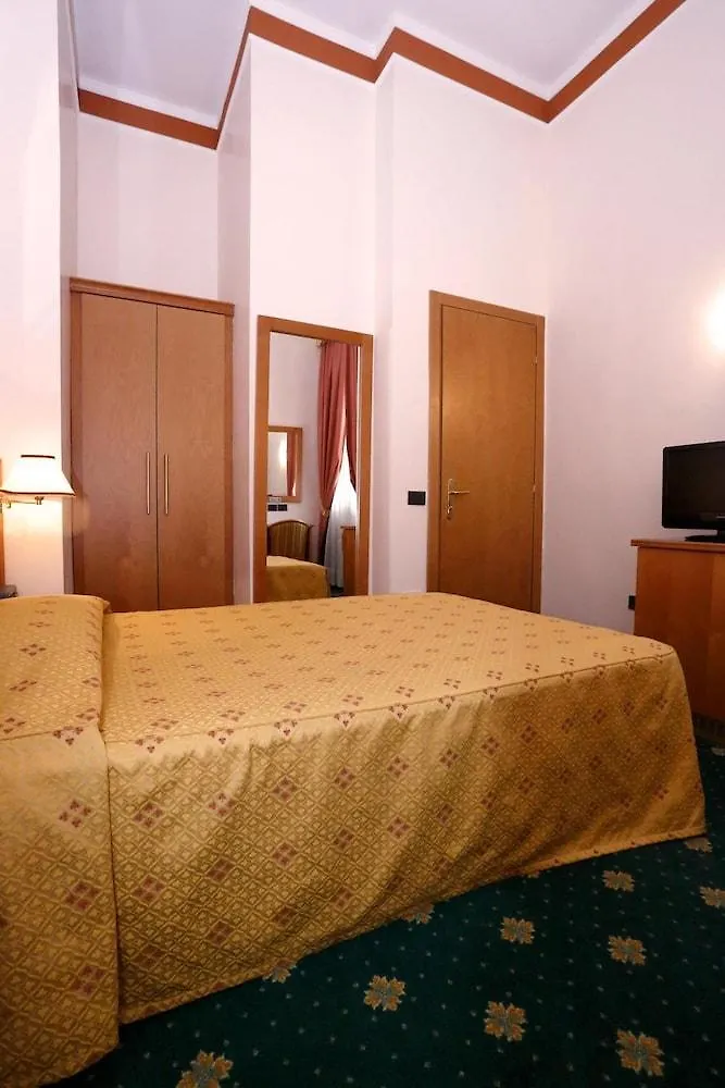 Hotel Estense Modena 3*,